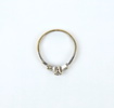 Ring, 18K rhodinerat guld med en brilliantslipad och 4 baguetteslipade diamanter, uppskattat 0,1K.