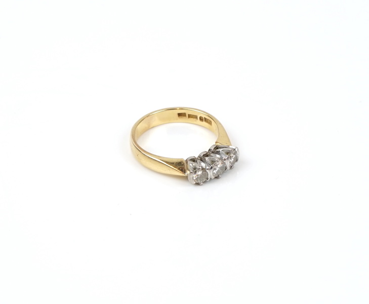 Ring, 18K vitt och rött guld med 3 brilliantslipade diamanter 0,69K enligt märkning.