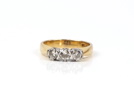Ring, 18K vitt och rött guld med 3 brilliantslipade diamanter 0,69K enligt märkning.
