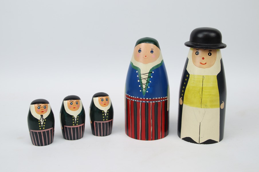Träfigurer/sparbössor, "Tornafamiljen", 5 delar, Torna Bara & Harjagers Härads Sparbank.