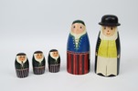 Träfigurer/sparbössor, "Tornafamiljen", 5 delar, Torna Bara & Harjagers Härads Sparbank.