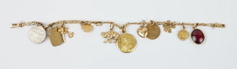 Armlänk med 11 berlocker, 18K guld.