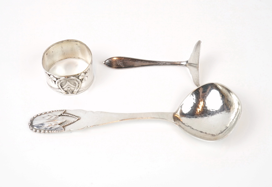 Sked, servettring, påfösare, silver.