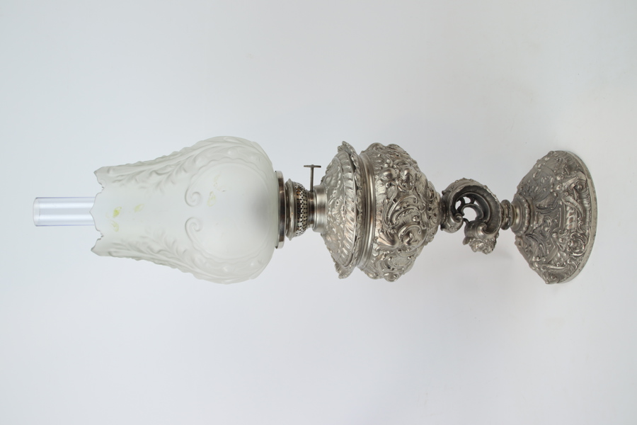 Bordsfotogenlampa, gjutmetall/glas.