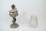 Bordsfotogenlampa, gjutmetall/glas.