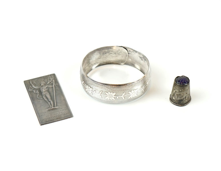 Armring, fingerborg och plakett, silver.