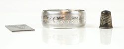 Armring, fingerborg och plakett, silver.