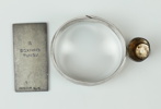 Armring, fingerborg och plakett, silver.