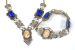Collier och armlänk med fasettslipade blå stenar och caméer, filigranarbete.