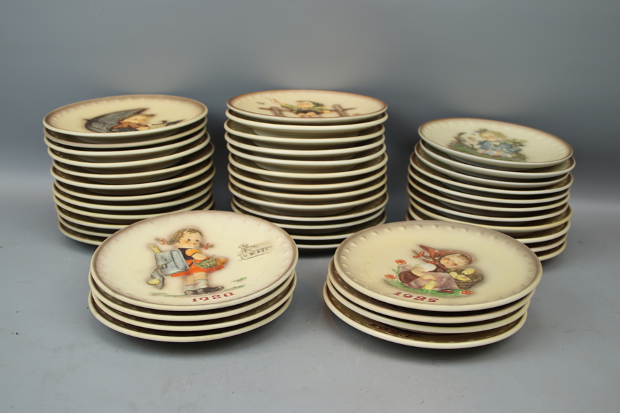 Årstallrikar, 44 st, porslin, blandade år, även dubletter, M.I. Hummel., Goebel.