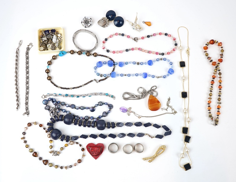 Bijouterier, ett parti, bl.a 2 st armband i silver.