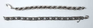 Bijouterier, ett parti, bl.a 2 st armband i silver.