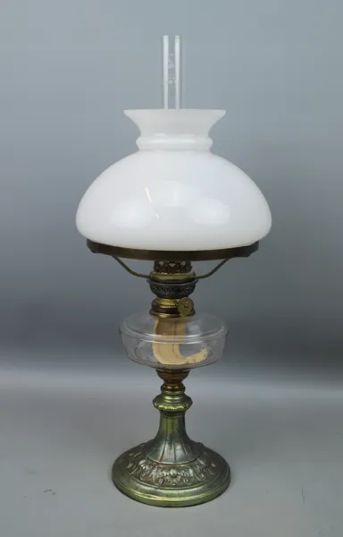Bordsfotogenlampa, gjutmetall/glas.