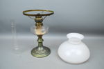 Bordsfotogenlampa, gjutmetall/glas.