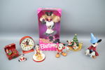 Barbiedocka, figuriner m.m, 8 delar, olika material, bl.a Disney och Mattel.