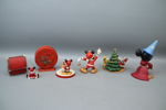 Barbiedocka, figuriner m.m, 8 delar, olika material, bl.a Disney och Mattel.