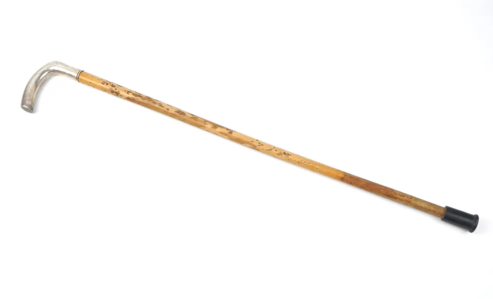 Käpp, trä, med silverkrycka.