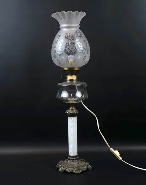 Bordsfotogenlampa, elektrifierad, glas/metall.