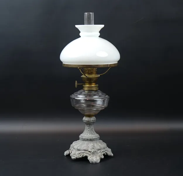 Bordsfotogenlampa, glas/metall.
