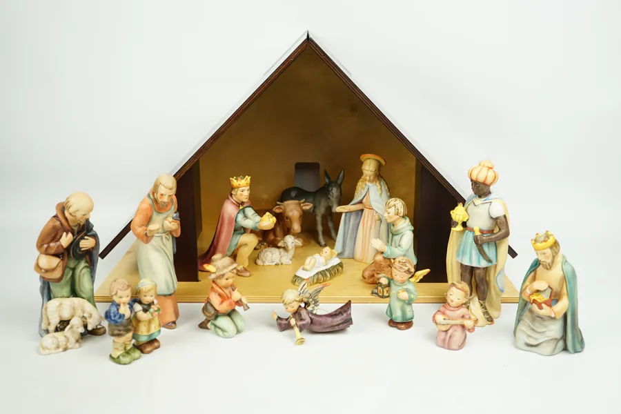 Julkrubba med 16 figurer av porslin, M.I. Hummel, Goebel.