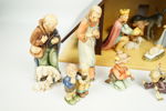 Julkrubba med 16 figurer av porslin, M.I. Hummel, Goebel.