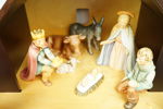 Julkrubba med 16 figurer av porslin, M.I. Hummel, Goebel.