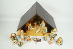 Julkrubba med 16 figurer av porslin, M.I. Hummel, Goebel.