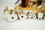 Julkrubba med 16 figurer av porslin, M.I. Hummel, Goebel.