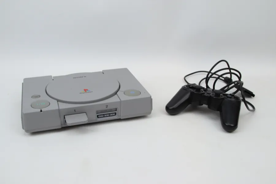 Spelkonsoll, Sony Playstation, samt handkontroll.