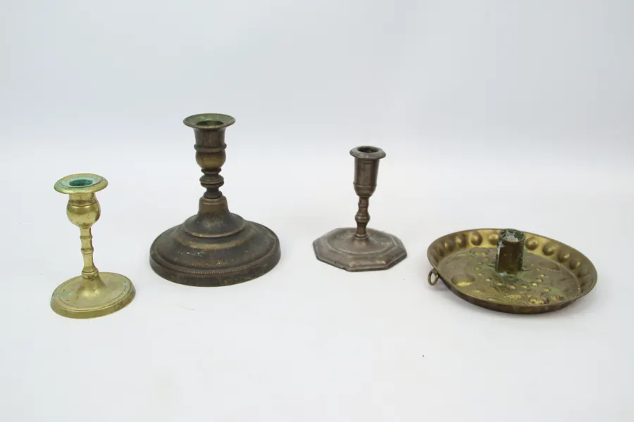 Ljusplåt och ljusstakar, 4 delar, mässing, 1700/1800-tal.