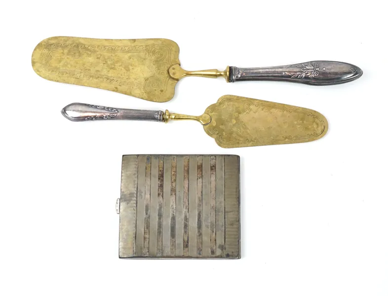 Cigarettettui och tårtspadar, 3 delar, mässing/silver 800-830.