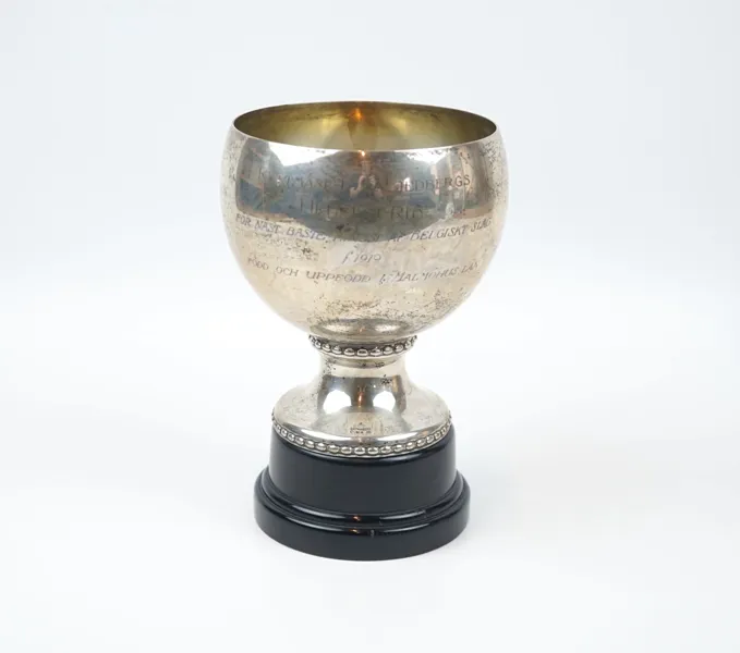 Pokal på träsockel, silver, C.G. Hallberg.