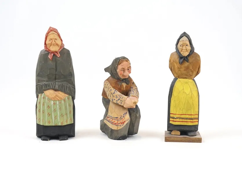 Figuriner, 3 st , trä, 2 st signerade.