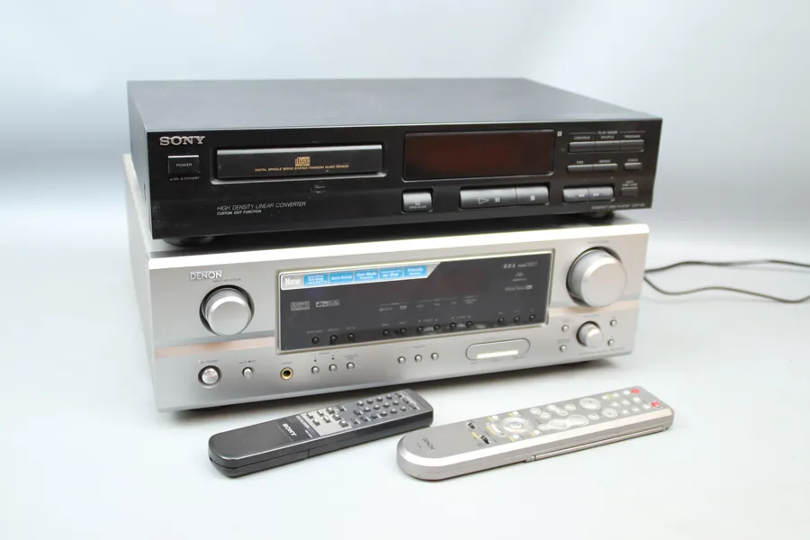 Denon Receiver AVR-1707, och cd-spelare Sony CDP-312, med fjärrkontroller.