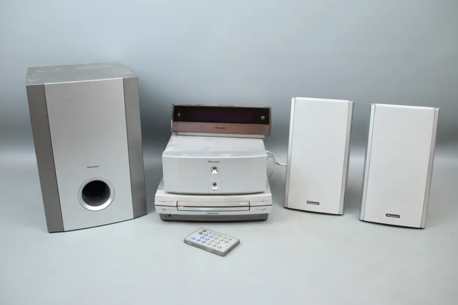 Pioneer, stereo, 6 delar, samt fjärrkontroll.