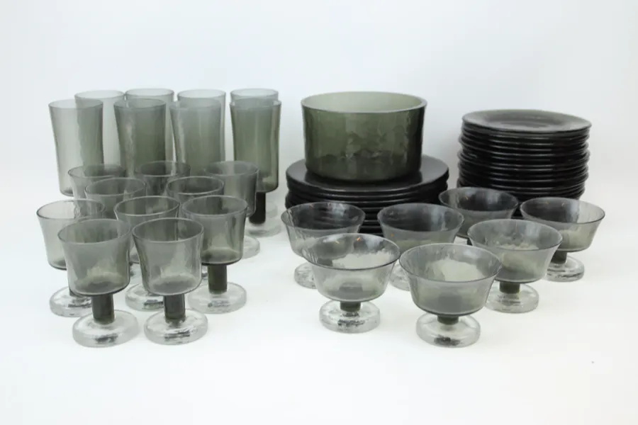 Göran Wärff, glasservis "Rustica", rökfärgat glas, 64 delar, Pukeberg, 1960-tal.
