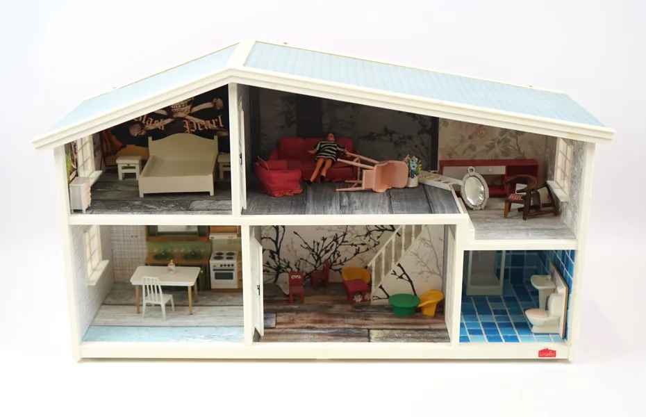 Dockhus med dockmöbler, plast, Lundby.