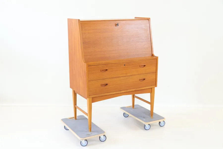 Snedklaffssekretär, teak, 1900-talets andra hälft.