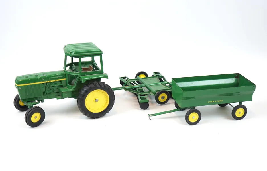 Leksakstraktor med 2 st tillbehör, metall, ''John Deere'', ERTL.