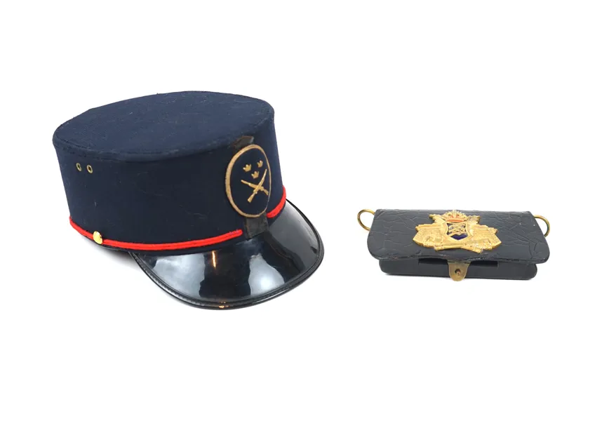 Uniformsmössa och kartuschlåda, Sverige.