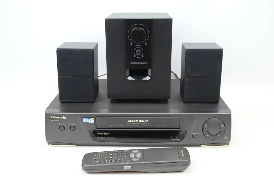 VHS-spelare, Panasonic Superdrive NV-SD230, samt 3 st högtalare, Matsui.