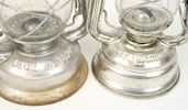 Stormlyktor, 2 st, metall/glas, Lion Brand 225 och Feuer Hand 276 Baby Special.