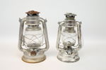 Stormlyktor, 2 st, metall/glas, Lion Brand 225 och Feuer Hand 276 Baby Special.
