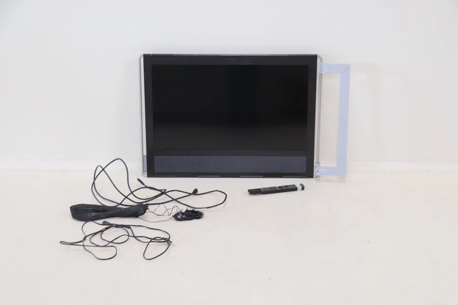 TV, Bang & Olufsen BeoPlay V1 - 32, med väggfäste.