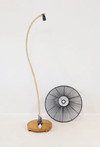 Golvlampa, justerbar, trä/plast/snöre.