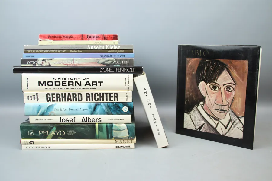 Konstböcker, internationella konstnärer, ett parti, bl.a Picasso och Gerhard Richter.