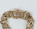 Armlänk, bismark, med 4 berlocker, 18K guld.