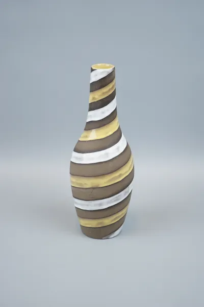 Ingrid Atterberg, vas, keramik, "Spiral", nr 2049, Upsala Ekeby.