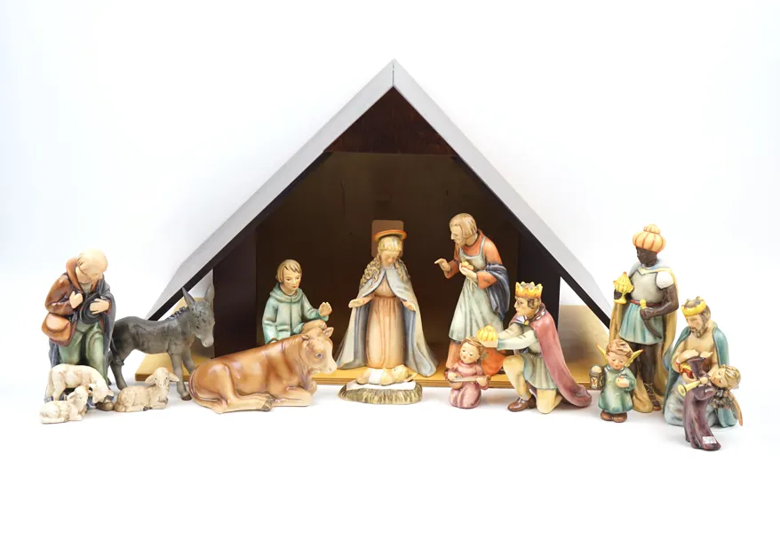 Julkrubba med 14 st figurer av porslin, M.I. Hummel, Goebel.