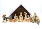 Julkrubba med 14 st figurer av porslin, M.I. Hummel, Goebel.